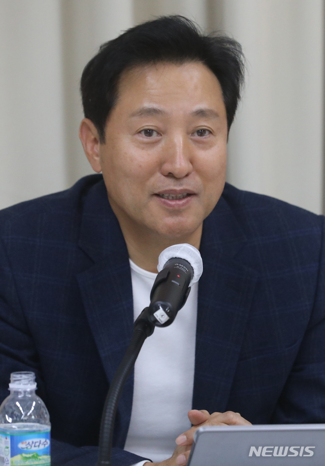 [서울=뉴시스]김명원 기자 = 오세훈 전 서울시장이  22일 서울 마포구 마포현대빌딩에서 열린 김무성 전 새누리당 대표를 주축으로 모인 '더 좋은 세상으로(마포포럼)' 정기모임에서  '어떻게 집권할 것인가'를 주제로 강연을 하고 있다. 2020.10.22. kmx1105@newsis.com