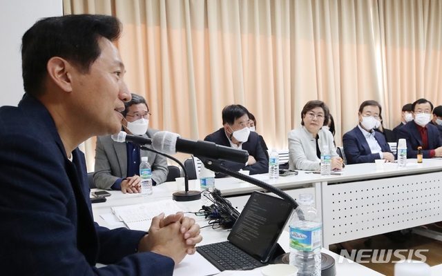 [서울=뉴시스]김명원 기자 = 오세훈 전 서울시장이 22일 서울 마포구 마포현대빌딩에서 열린 김무성 전 새누리당 대표를 주축으로 모인 '더 좋은 세상으로(마포포럼)' 정기모임에서 '어떻게 집권할 것인가'를 주제로 강연을 하고 있다. 2020.10.22.  kmx1105@newsis.com