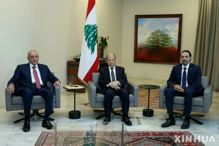  [ 베이루트(레바논)= 신화/뉴시스] 레바논의 미셸 아운 대통령과(가운데)와 나비 베리 국회의장(왼쪽)이 2020년 10월22일 신임총리 사드 하리 선출 후 함께 찍은 기념사진.  