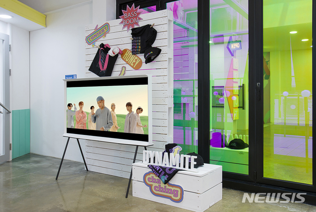 [서울=뉴시스]삼성전자는 라이프스타일 TV 더 세리프와 대형 LED 스크린을 통해 서울 가로수길에 오픈하는 방탄소년단 팝업스토어 ‘BTS POP-UP : MAP OF THE SOUL’ 서울 쇼케이스에서 방탄소년단의 모습을 선보인다고 23일 밝혔다. 사진은 방탄소년단 팝업스토어 서울 쇼케이스에 설치된 삼성 더 세리프. (사진=삼성전자 제공) 2020.10.23.photo@newsis.com