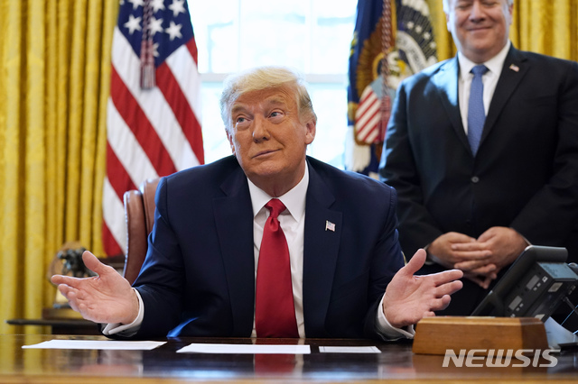 [워싱턴=AP/뉴시스]23일(현지시간) 백악관 집무실에 앉아 있는 도널드 트럼프 미국 대통령. 2020.10.23.