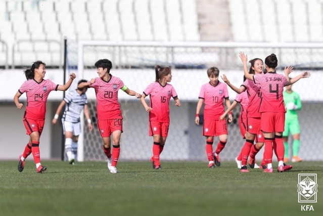 [서울=뉴시스] 여자축구대표팀이 U-20 대표팀과 평가전에서 승리했다. (사진=대한축구협회)