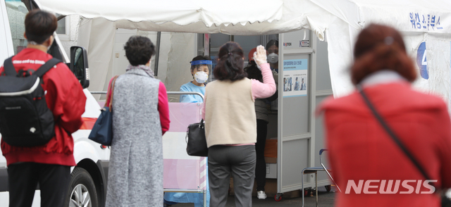 [서울=뉴시스] 조수정 기자 = 지난달 26일 오전 서울 중구 국립중앙의료원 코로나19 선별진료소에서 시민과 출국예정자들이 검사를 받기 위해 줄서 기다리고 있다. 2020.10.26. chocrystal@newsis.com