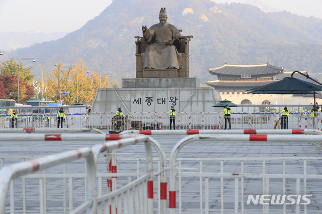 [서울=뉴시스] 박민석 기자 = 경찰이 광화문광장에 설치된 고 박정희 전 대통령 추모분향소 주변을 통제하고 있는 26일 오전 서울 종로구 광화문광장에 집회용품 반입 등에 대비하기 위한 펜스가 설치돼 있다. 2020.10.26. mspark@newsis.com