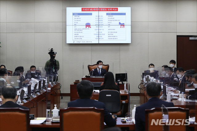 [서울=뉴시스]김선웅 기자 = 26일 오후 서울 여의도 국회에서 열린 국회 국방위원회 종합국정감사에서 트럼프와 바이든 두 미국 대선 후보의 한반도 정책 관련 질의가 진행되고 있다. (공동취재사진) 2020.10.26.  photo@newsis.com