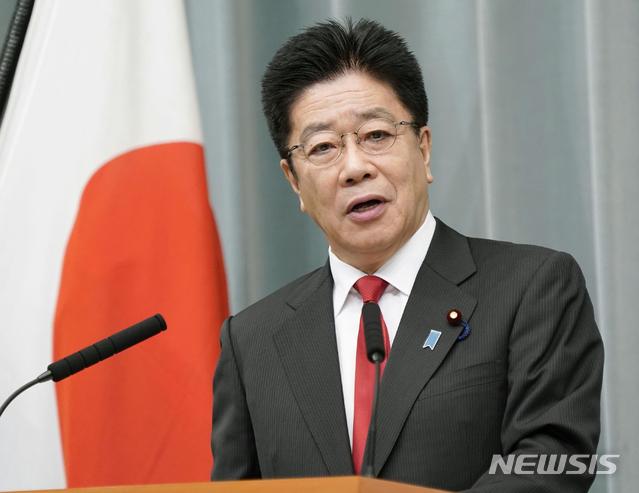 [도쿄=AP/뉴시스]가토 가쓰노부 일본 관방장관이 지난 10월26일 총리 관저에서 기자회견을 하고 있다. 2020.11.12.