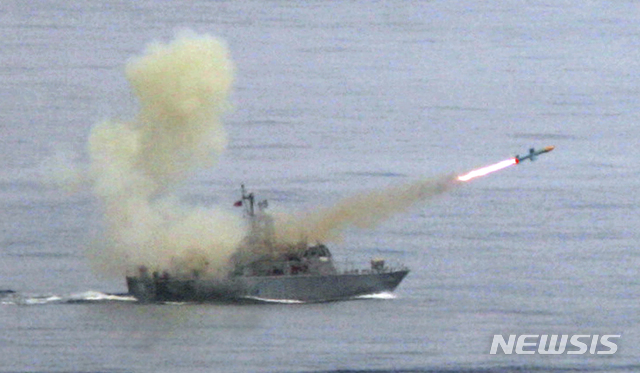 [대만해=AP/뉴시스] 지난 2007년 5월16일 대만군 연례한광 훈련 중인 가운데 구축함에서 하푼 미사일이 발사되고 있다. 2020.10.27