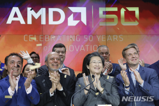 [뉴욕=AP/뉴시스] 지난해 5월1일(현지시간) 미국 반도체 기업 AMD(어드밴스드 마이크로 디바이시스)의 리사 수 최고경영자(CEO·앞줄 오른쪽에서 두번째)가 50주년을 기념해 나스닥 개장을 알리는 오프닝 벨 기념식에 참석한 모습. 2020.10.28.