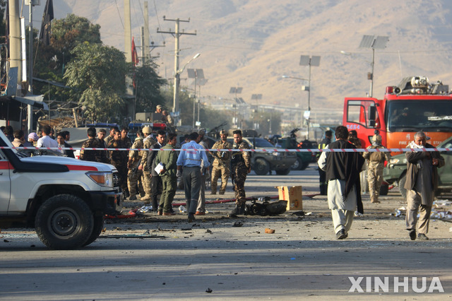 [카불=신화/뉴시스]27일(현지시간) 아프가니스탄 수도 카불에서 차량 폭탄 테러가 발생해 아프간 보안군이 현장을 조사하고 있다. 현지 경찰은 차량에 붙은 자석 폭탄 테러로 민간인 3명이 숨지고 10명이 다쳤다고 밝혔다. 2020.10.28.