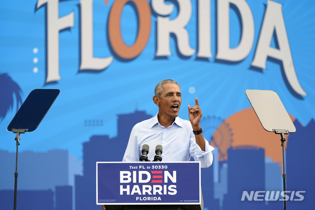 [올랜도=AP/뉴시스]버락 오바마 전 미국 대통령이 27일(현지시간) 핵심 '경합주' 플로리다 올랜도에서 조 바이든 민주당 대선 후보를 위한 드라이브-인 지원 유세를 하고 있다. 2020.10.28.