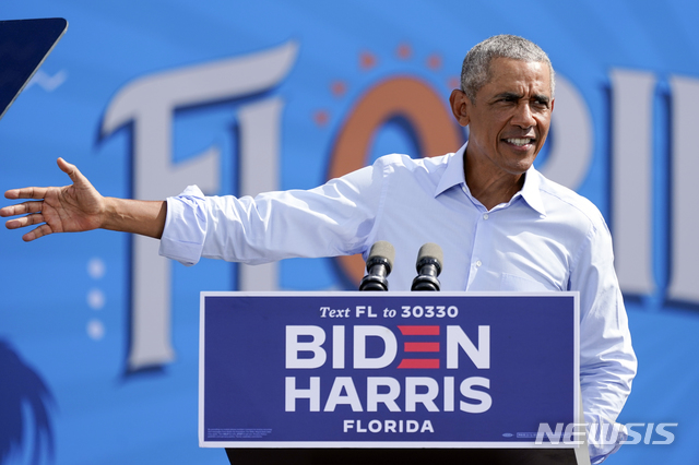[올랜도=AP/뉴시스]버락 오바마 전 미국 대통령이 27일(현지시간) 핵심 경합주 플로리다 올랜도에서 조 바이든 민주당 대선 후보를 위한 드라이브-인 지원 유세를 하고 있다. 2020.10.28. 