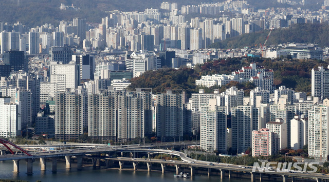 [서울=뉴시스] 고범준 기자 = 정부가 아파트와 단독주택, 토지 등 부동산의 공시가격 현실화율을 90%까지 높이기로 했다. 이와 함께 중저가 1주택 보유자들의 재산세 부담 완화 계획도 밝혔다. 사진은 28일 오후 서울 시내의 아파트 단지 모습. 2020.10.28. bjko@newsis.com
