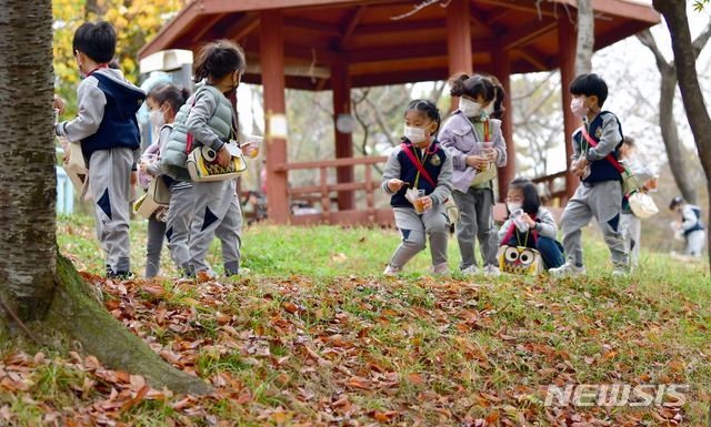 [광주=뉴시스] 류형근 기자 = 지난달 28일 오전 광주 북구 문화근린공원에서 어린이들이 마스크를 착용하고 가을 산책을 하고 있다. 2020.10.28. hgryu77@newsis.com