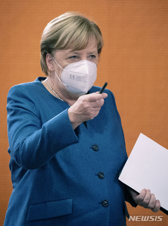 [베를린=AP/뉴시스]앙겔라 메르켈 독일 총리가 28일(현지시간) 주례 내각회의에 자리한 모습. 2020.10.29.