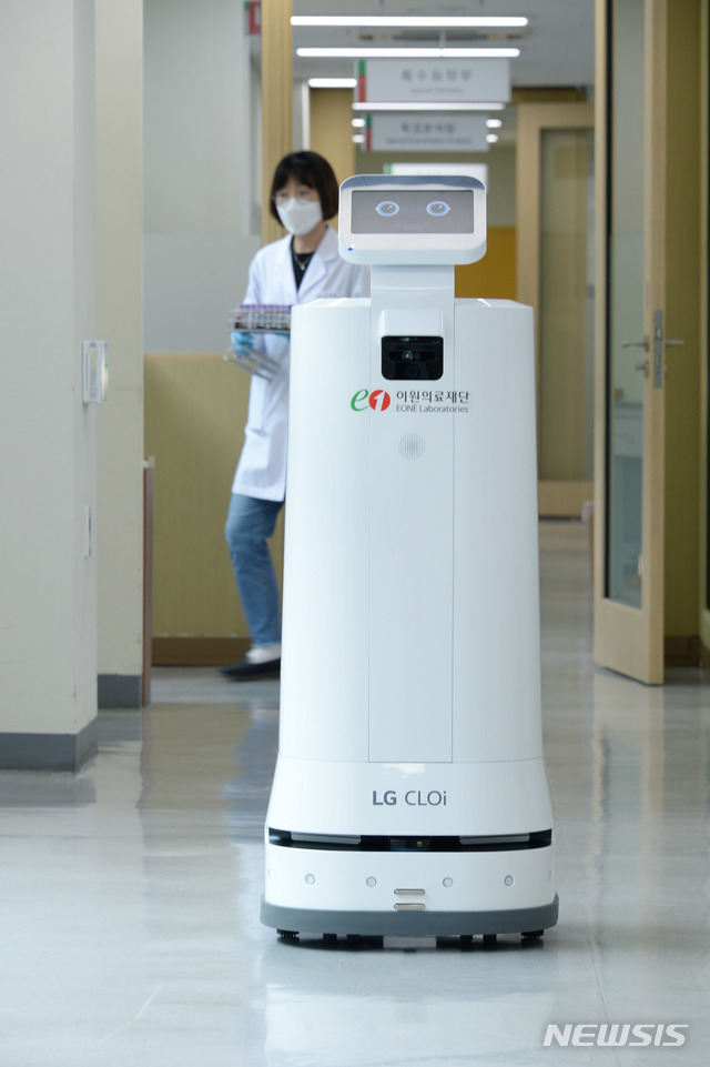 [서울=뉴시스] LG전자가 최근 의료법인 이원의료재단과 국립암센터에 LG 클로이 서브봇(서랍형)을 잇따라 공급하며 의료 분야의 로봇 활용도를 높이고 있다. 이원의료재단에 있는 LG 클로이 서브봇이 검체를 나르고 있다. (제공=LG전자)