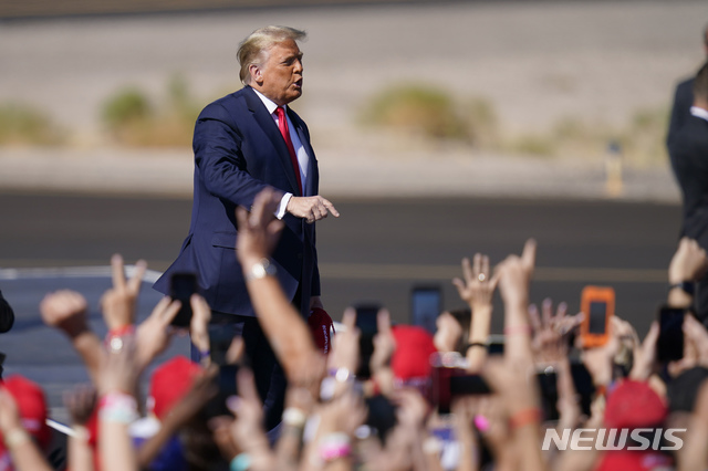 [불헤드시티=AP/뉴시스]도널드 트럼프 미국 대통령이 28일(현지시간) 애리조나 불헤드시티에서 선거 유세를 펼치고 있다. 2020.10.29. 