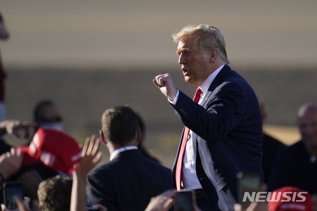 [굿이어=AP/뉴시스]도널드 트럼프 미국 대통령이 28일(현지시간) 애리조나 굿이어에서 지지자들에게 주먹을 쥐어 보이고 있다. 2020.10.30.