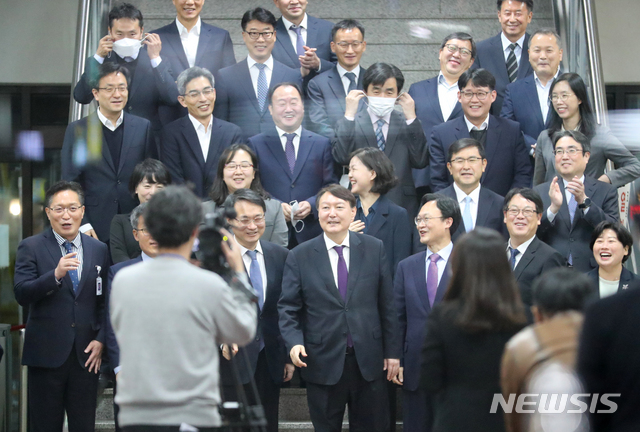 [대전=뉴시스]배훈식 기자 = 윤석열 검찰총장이 지난 10월29일 오후 대전 서구 대전고등검찰청을 방문해 검사들과의 간담회를 마친 뒤 청사 로비에서 검사들과 기념촬영을 하며 환하게 웃고 있다. 2020.10.29. dahora83@newsis.com