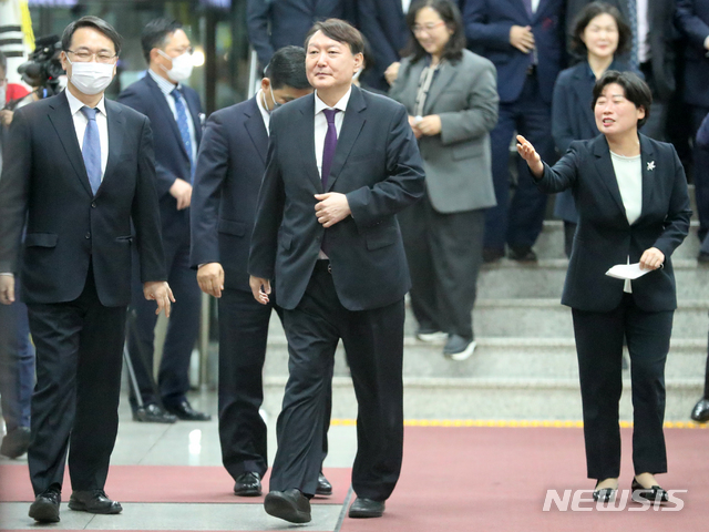 [대전=뉴시스]배훈식 기자 = 윤석열 검찰총장이 29일 오후 대전 서구 대전고등검찰청을 방문해 검사들과의 간담회를 마친 뒤 청사를 나서고 있다. 2020.10.29.  dahora83@newsis.com