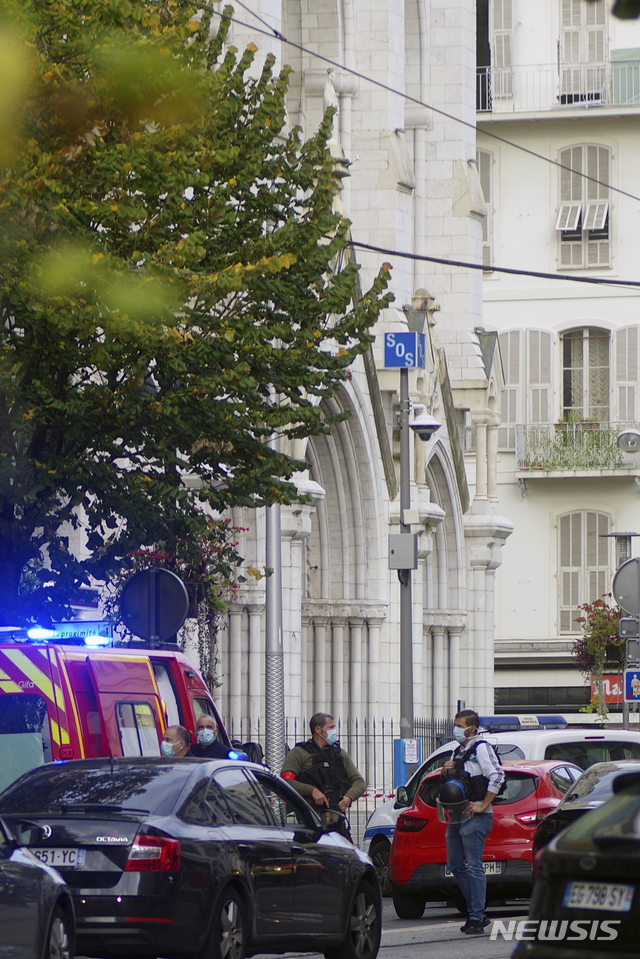 [니스=AP/뉴시스] 29일 흉기 공격으로 한 명이 참수되는 등 3명이 사망한  프랑스 니스의 도심 소재 노트르담 대성당 앞에 경찰이 지켜 서있다