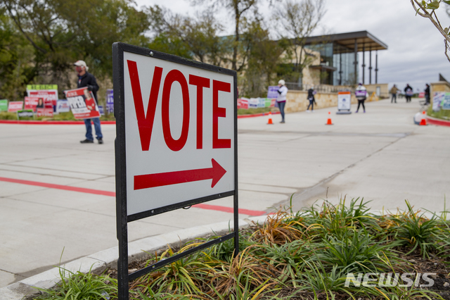 [와일리=AP/뉴시스]29일 텍사스 와일리 사전투표소인 콜린 칼리지 캠퍼스에 투표장을 가리키는 팻말이 세워져 있다. 2020.10.30.