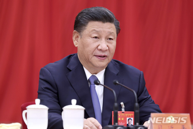 [베이징=AP/뉴시스]시진핑 중국 국가주석이 29일 중국 베이징에서 폐막한 제19기 5차 전체회의에 참석해 연설하고 있다. 시 주석은 2021∼25년 적용되는 제14차 5개년 경제 계획과 관련해 "과학기술 강국 건설을 서둘러야 한다"라고 강조했다. 2020.10.30.