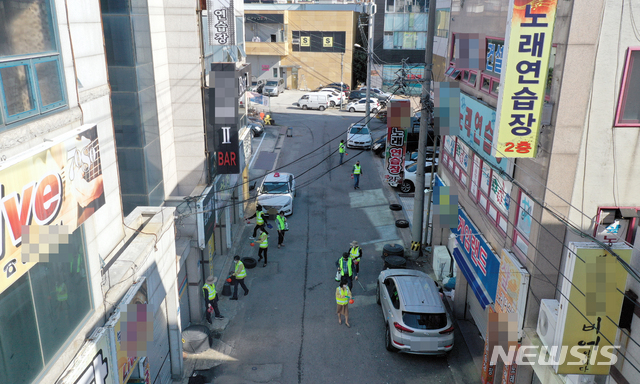 [광주=뉴시스] 류형근 기자 = 핼러윈 데이를 하루 앞둔 30일 오후 광주 북구 용봉동 유흥시설 밀집거리에서 용봉동행정복지센터 직원들과 상가협의회원들이 신종 코로나바이러스 감염증(코로나19) 예방 방역을 하고 있다. 2020.10.30.  hgryu77@newsis.com