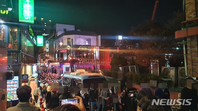 [서울=뉴시스] 지난해 10월31일 핼러윈데이를 맞은 이태원은 초저녁부터 수백명의 인파가 몰렸다. 2020.10.31. photo@newsis.com