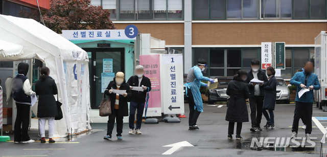 [서울=뉴시스] 1일 오전 서울 중구 국립중앙의료원 신종 코로나바이러스 감염증(코로나19) 선별진료소에서 출국 예정자들과 시민들이 검사 등을 기다리고 있다. 2020.11.01. chocrystal@newsis.com