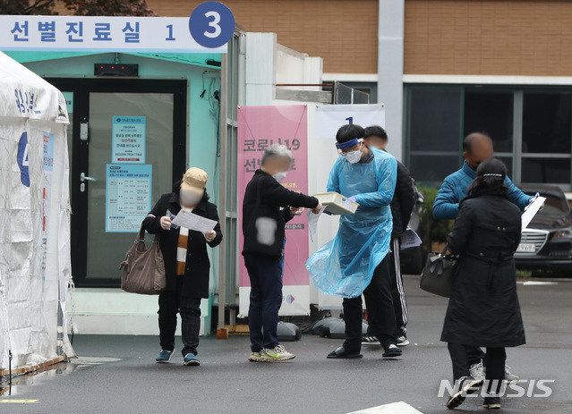 [서울=뉴시스] 조수정 기자 = 중앙방역대책본부 집계 1일 0시 기준 국내 코로나19 신규 확진자가 124명 늘어 닷새 연속 세자리수를 보인 가운데 1일 오전 서울 중구 국립중앙의료원 코로나19 선별진료소에서 출국 예정자들과 시민들이 검사 등을 기다리고 있다. 2020.11.01.  chocrystal@newsis.com