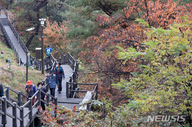 [서울=뉴시스] 고승민 기자 = 2020년 11월1일 북악산 곡장전망대 인근 둘레길을 찾은 시민들이 가을 정취를 만끽하고 있는 모습. 2020.11.01. kkssmm99@newsis.com