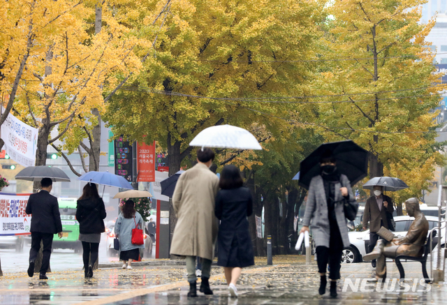 [서울=뉴시스] 조수정 기자 = 지난 1일 서울 종로구 광화문 인근에서 시민들이 우산을 쓰고 낙엽길을 걷고 있다. 2020.11.01. chocrystal@newsis.com