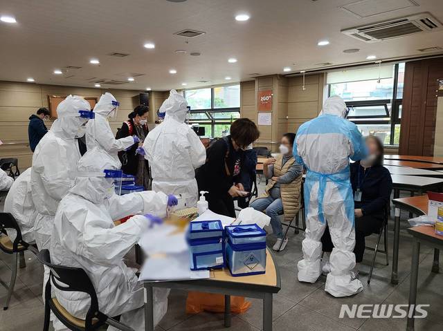 [서울=뉴시스] 성북구보건소 고위험시설 종사자 선제검사 모습. (사진=성북구 제공) 2020.11.02. photo@newsis.com