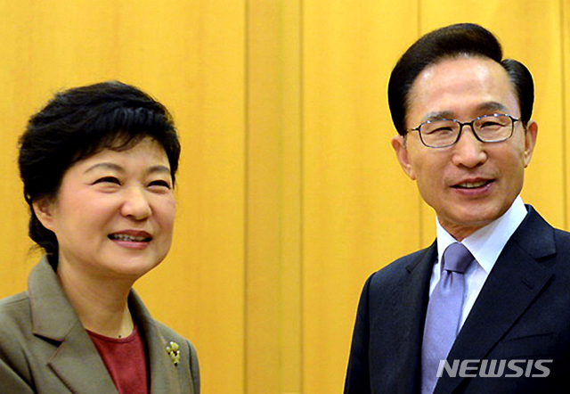 [서울=뉴시스]지난 2012년 12월28일 당시 이명박 대통령과 박근혜 대통령 당선인이 청와대에서 만나 인사를 나누는 모습. (자료=뉴시스DB)
