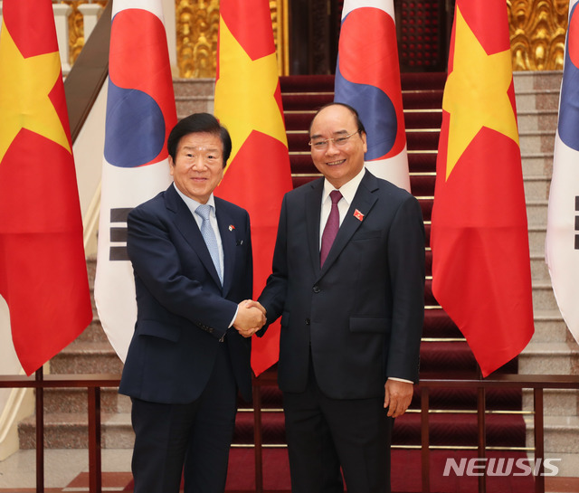 [하노이=뉴시스]베트남을 공식방문한 박병석 국회의장은 2일(현지시간) 하노이에 위치한 총리실에서 응우옌 쑤언 푹 총리와 면담을 가졌다. 2020.11.02. (사진=국회의장실 제공)  photo@newsis.com