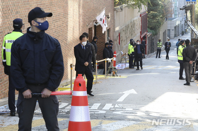 [서울=뉴시스] 최진석 기자 = 횡령과 뇌물 등의 혐의로 징역 17년형이 확정된 이명박 전 대통령의 구치소 재수감일인 2일 서울 강남구 논현동 이 전 대통령 사저 앞에 경찰병력이 보이고 있다. 2020.11.02.myjs@newsis.com