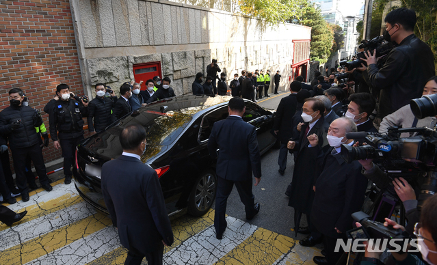 [서울=뉴시스]최진석 기자 = 횡령 및 뇌물수수 혐의로 징역 17년형을 확정받은 이명박 전 대통령이 2일 서울 강남구 논현동 자택에서 서울중앙지검에 출석하기 위해 나서고 있다. 이 전 대통령은 검찰 출석 후 동부구치소로 재수감 된다. (공동취재사진) 2020.11.02.  photo@newsis.com