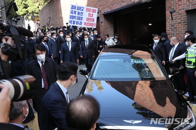 [서울=뉴시스]최진석 기자 = 회사 자금 횡령과 뇌물 수수 혐의 등으로 지난달 29일 대법원 상고심에서 징역 17년이 확정돼 구치소로 재수감되는 이명박 전 대통령이 2일 오후 서울 강남구 논현동 자택 앞에서 지지자들과 정치인들의 배웅을 받으며 검찰로 향하고 있다. (공동취재사진) 2020.11.02. photo@newsis.com