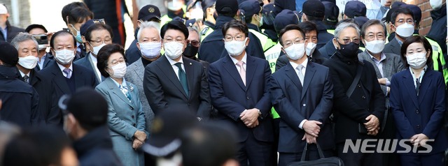 [서울=뉴시스]최진석 기자 = 회사 자금 횡령과 뇌물 수수 혐의 등으로 지난달 29일 대법원 상고심에서 징역 17년이 확정돼 2일 오후 구치소로 재수감되는 이명박 전 대통령의 서울 강남구 논현동 자택 앞에 이 전 대통령의 지지자들과 정치인들이 모여 있다. (공동취재사진) 2020.11.02. photo@newsis.com