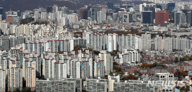 [서울=뉴시스] 박주성 기자 = 새 임대차법 시행 이후 최근 3개월 동안 서울의 아파트 평균 전셋값이 3750만원 넘게 오른 것으로 조사됐다. 2일 KB국민은행 부동산 리브온의 월간 KB주택가격동향 자료에 따르면 지난달 서울의 아파트 평균 전셋값은 5억3677만원으로, 조사 이후 처음 5억원을 넘겼던 8월(5억1011만원)과 비교해 3756만원(7.5%) 올랐다. 사진은 2일 오후 서울 영등포구 63아트 전망대에서 바라본 서울 아파트의 모습. 2020.11.02.  park7691@newsis.com