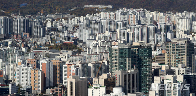 [서울=뉴시스] 박주성 기자 = 새 임대차법 시행 이후 최근 3개월 동안 서울의 아파트 평균 전셋값이 3750만원 넘게 오른 것으로 조사됐다. 2일 KB국민은행 부동산 리브온의 월간 KB주택가격동향 자료에 따르면 지난달 서울의 아파트 평균 전셋값은 5억3677만원으로, 조사 이후 처음 5억원을 넘겼던 8월(5억1011만원)과 비교해 3756만원(7.5%) 올랐다. 사진은 2일 오후 서울 영등포구 63아트 전망대에서 바라본 서울 아파트의 모습. 2020.11.02.  park7691@newsis.com