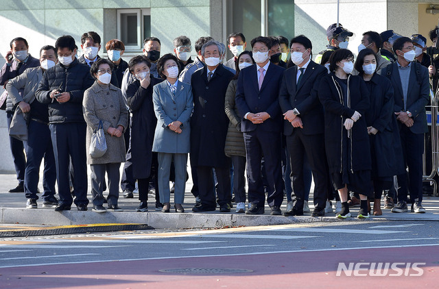 [서울=뉴시스] 박미소 기자 = 2일 징역 17년형을 확정받은 이명박 전 대통령이 재수감 될 서울동부구치소 앞에서 장제원(오른쪽 네번째), 권성동(왼쪽 다섯번째) 국민의힘 의원을 비롯한 지지자들이 이 전 대통령을 기다리고 있다.(공동취재사진) 2020.11.02.  photo@newsis.com