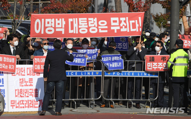 [서울=뉴시스] 박미소 기자 = 2일 재수감이 결정된 이명박 전대통령 수감될 서울 송파구 동부 구치소 앞에서 이 전 대통령 지지자들이 구호를 외치고 있다. (공동취재사진) 2020.11.02.  photo@newsis.com