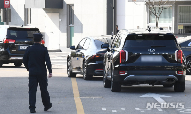 [서울=뉴시스] 박미소 기자 = 횡령과 뇌물 등의 혐의로 징역 17년형이 확정된 이명박 전 대통령이 탄 차량이 2일 오후 서울 송파구 동부구치소로 들어서고 있다. (공동취재사진) 2020.11.02.  photo@newsis.com