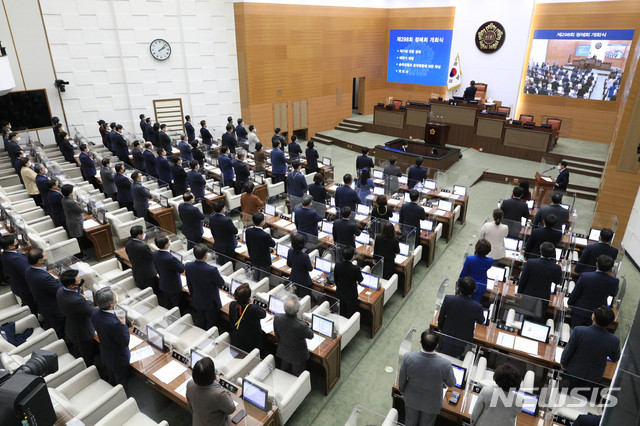 [서울=뉴시스] 박민석 기자 = 서울특별시의회 제298회 정례회 개회식이 열린 2일 오후 서울 중구 서울시의회 본관애서 서울시의원들이 국민의례를 하고 있다. 2020.11.02.  mspark@newsis.com