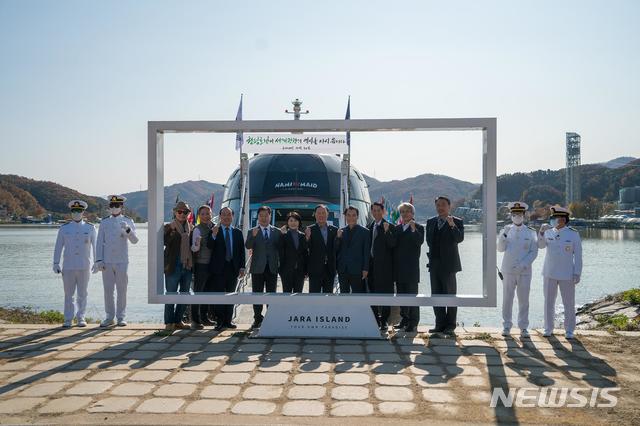 [서울=뉴시스] 이연승 한국해양교통안전공단 이사장(왼쪽에서 일곱 번째)이 가평군 자라섬 일대에서 열린 북한강 친환경 유람선 사업 설명회에 참석했다. 