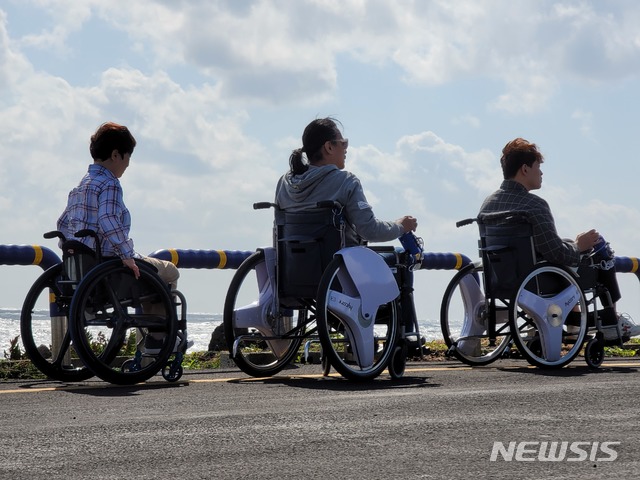 [서울=뉴시스]장애인의 이동 평등권 보장을 제안하는 '독립적이고 보편적인 a.i: autonomous wheelchair' 프로젝트. (왼쪽부터) 서귀포시 장애인자립센터 센터장 이연희, 제로원(Z-LAB) 소속 작가 위즈진(Wizgene).(사진=현대차그룹 제공)