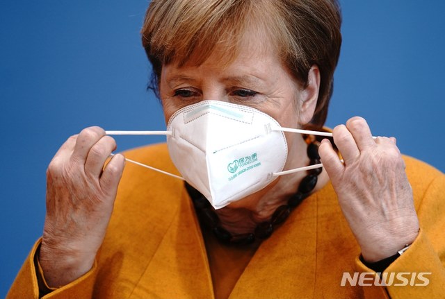 [베를린=AP/뉴시스] 앙겔라 메르켈 독일 총리가 11월2일(현지시간) 베를린에서 열린 기자회견에 참석해 연설 전 마스크를 벗고 있다. 메르켈 총리는 "코로나19 확산을 늦추는 데 성공하면 우리는 12월을 견딜 기회를 만들어 낼 것"이라며 2차 확산을 막기 위한 부분 봉쇄에 국민의 동참을 촉구했다. 2020.11.03.