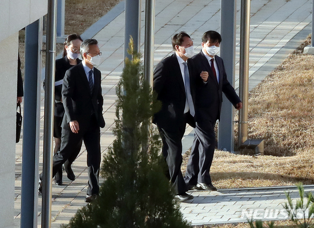 [진천=뉴시스] 고승민 기자 = 윤석열 검찰총장이 신임 부장검사 대상 강연과 만찬을 위해 3일 충북 진천 법무연수원을 방문, 배성범(맨 오른쪽) 법무연수원장과 강연 장소로 이동하고 있다. 2020.11.03. kkssmm99@newsis.com