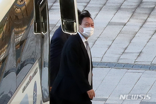 [진천=뉴시스] 고승민 기자 = 윤석열 검찰총장이 신임 부장검사 대상 강연과 만찬을 위해 지난 3일 충북 진천 법무연수원을 방문, 배성범 법무연수원장과 강연 장소로 이동하고 있다.2020.11.03.kkssmm99@newsis.com